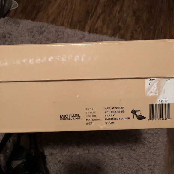 Michael Kors sandal size 6.5 - Picture 4 of 4